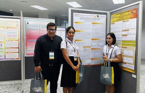 อ.อดิศักดิ์ และ นศ.ที่ได้รางวัลระดับดีเด่น