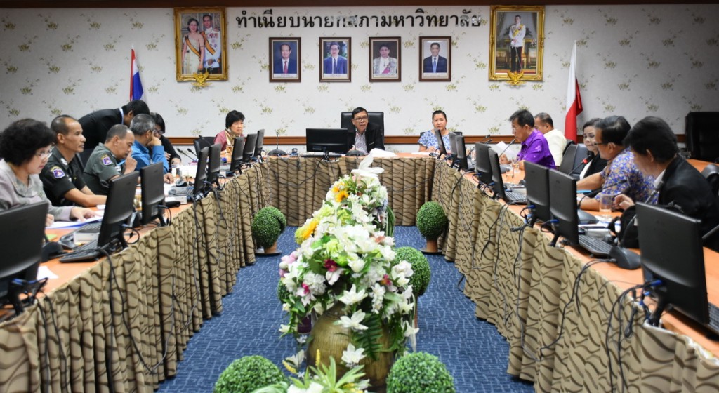 ประชุม ผอ.ในเขตพื้นที่ สพฐ. เรื่องเปิดค่ายภาษาอังกฤษ