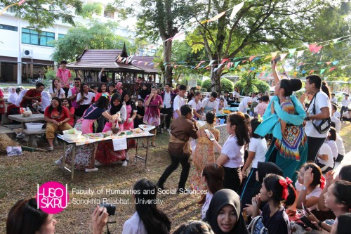 บรรยากาศกองเชียร์ในการแข่งขัน “ถิ้มน้ำชุบ” (ตำน้ำพริก)