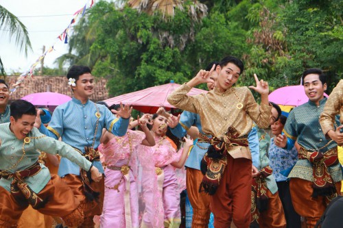 นศ. มรภ.สงขลา ฟ้อนรำในงานทอดกฐินอย่างสนุกสนาน