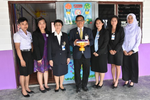 ระหว่างรอรับเสด็จ