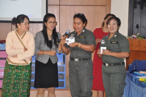 ให้ความรู้ครู ตชด. เรื่องการแจกลูกสะกดคำ และการผันอักษร