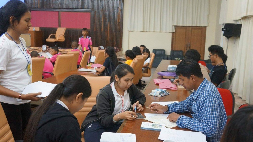 นักศึกษา มรภ.สงขลา นำงานเขียนให้วิทยากรช่วยตรวจแก้ไข[257]
