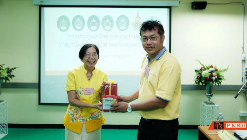 คณบดีคณะวิทยาศาสตร์ฯ มรภ.สงขลา รับมอบของที่ระลึก