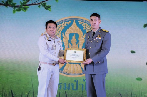 นายชัยสิทธิ์ บุญรังศรี เป็นตัวแทน มรภ.สงขลา รับโล่จากอธิบดีกรมป่าไม้