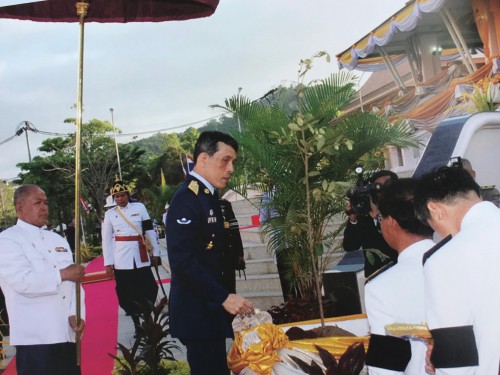 ภาพเมื่อครั้งเสด็จเปิดหอประชุมฯ และทรงปลูกต้นรวงผึ้ง