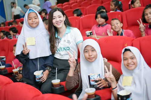 011 วราภรณ์ เพ็ญสุขใจ และรอยยิ้มจากน้องๆที่มีความสุขหลังจากชมภาพยนตร์