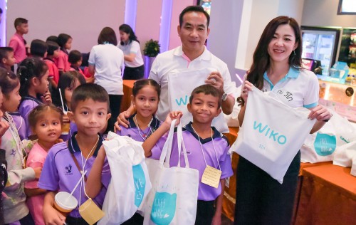 014 วราภรณ์ เพ็ญสุขใจ และ เด่น ดับโศก มอบของขวัญให้น้องๆก่อนกลับโรงเรียน