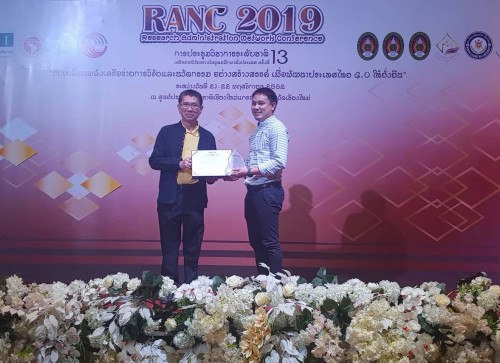 ดร.ทวีสินธุ์ ตั้งเซ่ง รับรางวัลนำเสนอผลงานภาคบรรยาย ระดับดีเด่น