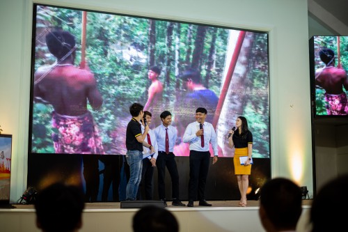 นำเสนอผลงานและตอบคำถามบนเวที